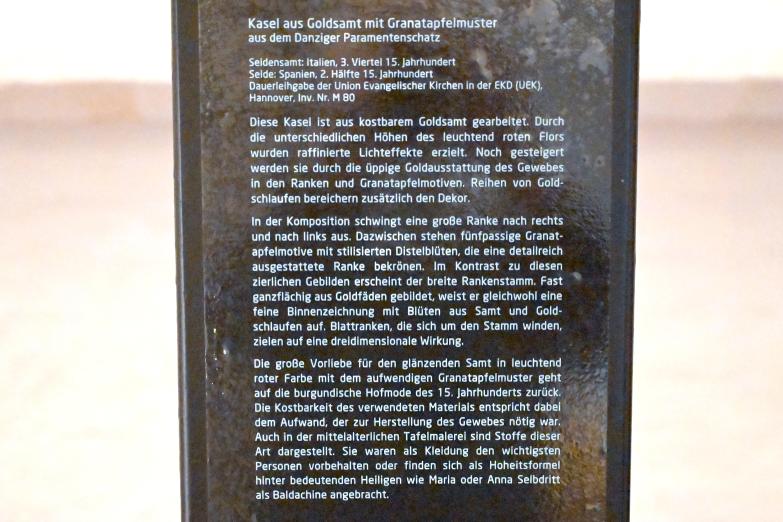 Kasel aus Goldsamt mit Granatapfelmuster, Danzig, Kathedrale Mariä Himmelfahrt (Marienkirche ), jetzt Lübeck, St. Annen-Museum, Saal 6, 3. Viertel 15. Jhd., Bild 2/2