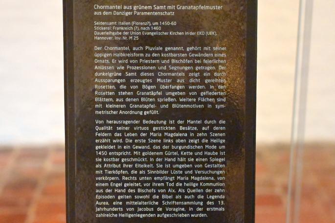 Chormantel aus grünem Samt mit Granatapfelmuster, Danzig, Kathedrale Mariä Himmelfahrt (Marienkirche ), jetzt Lübeck, St. Annen-Museum, Saal 6, nach 1460, Bild 2/2