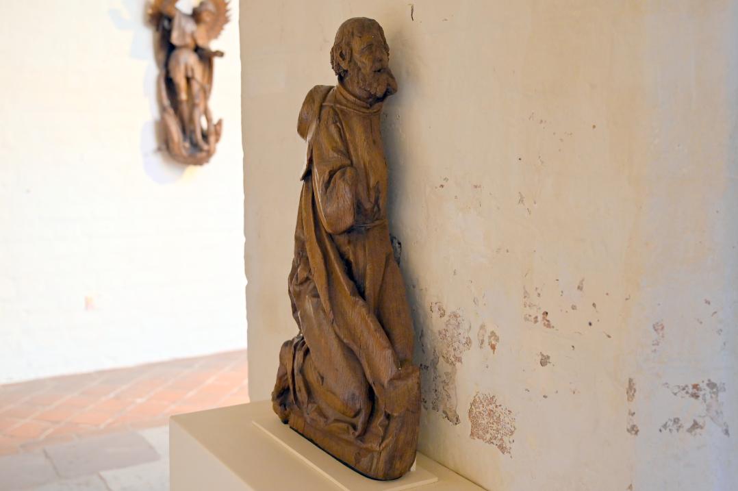 Hans Brüggemann (Johannes Brüggemann) (1514–1523), Kniender Apostel (Jacobus d. Ä.?), Walsrode, Kirche St. Johannes der Täufer, jetzt Lübeck, St. Annen-Museum, Saal 8, um 1523, Bild 2/3