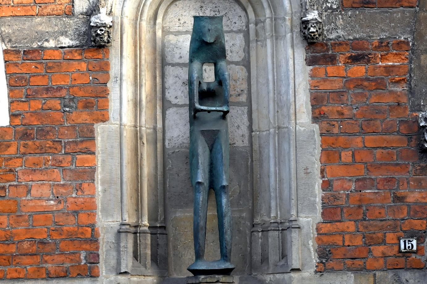 Lothar Fischer (1959–2004), Adam und Eva, Lübeck, St. Annen-Museum, Eingangshalle, 2002–2003, Bild 3/5