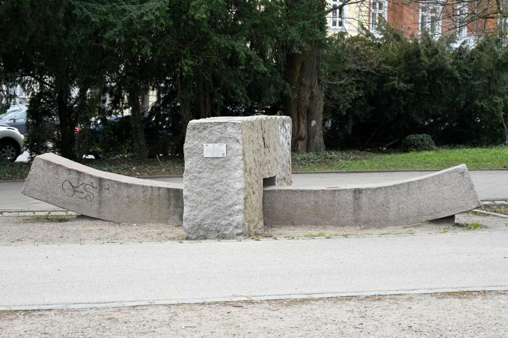 Jörg Plickat (2012), Ohne Titel, Lübeck, Grünanlage Konrad-Adenauer-Straße, 2012