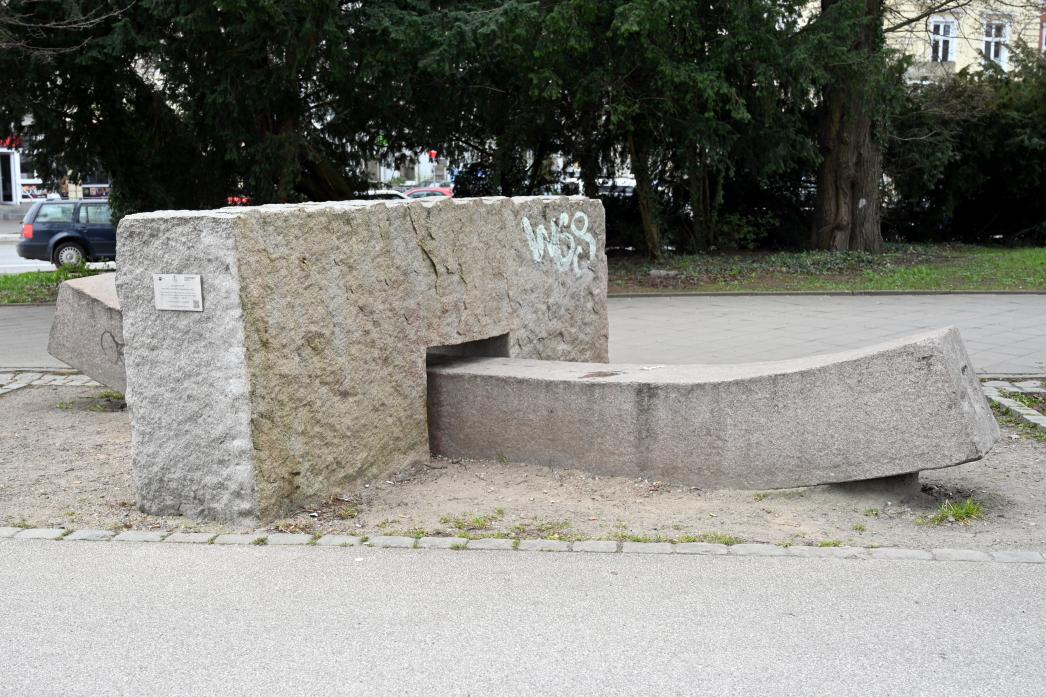 Jörg Plickat (2012), Ohne Titel, Lübeck, Grünanlage Konrad-Adenauer-Straße, 2012, Bild 2/5