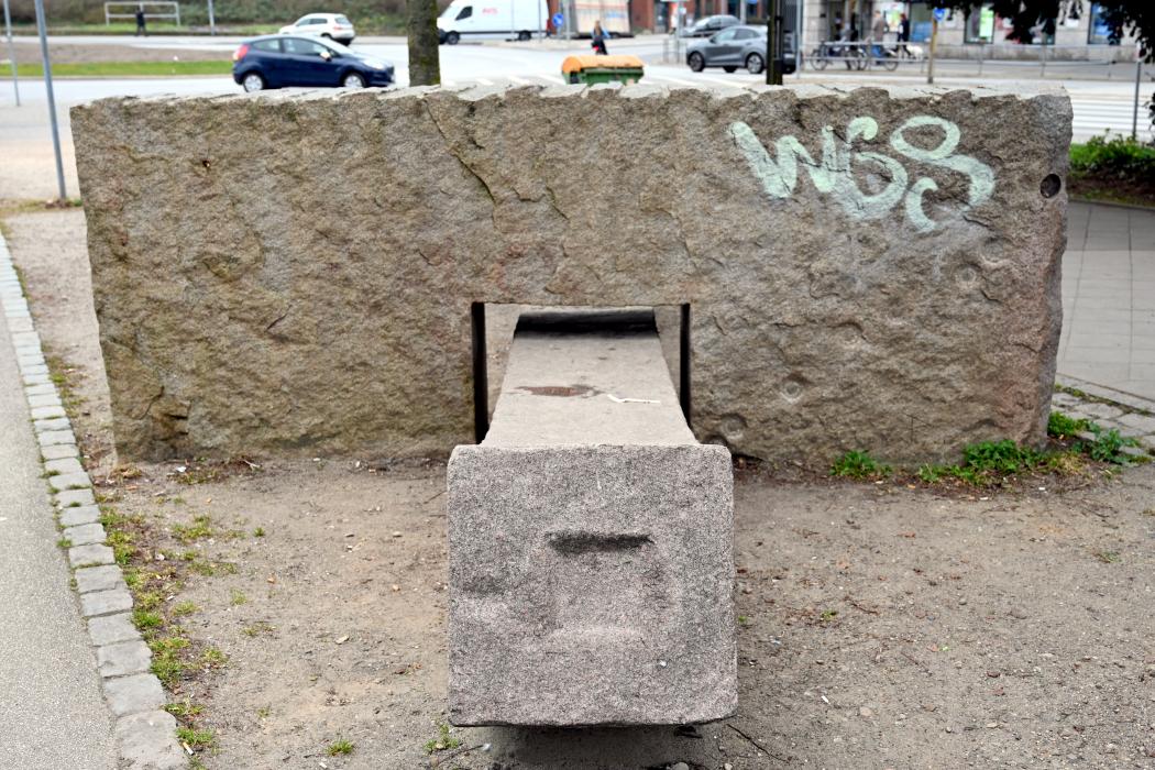 Jörg Plickat (2012), Ohne Titel, Lübeck, Grünanlage Konrad-Adenauer-Straße, 2012, Bild 4/5