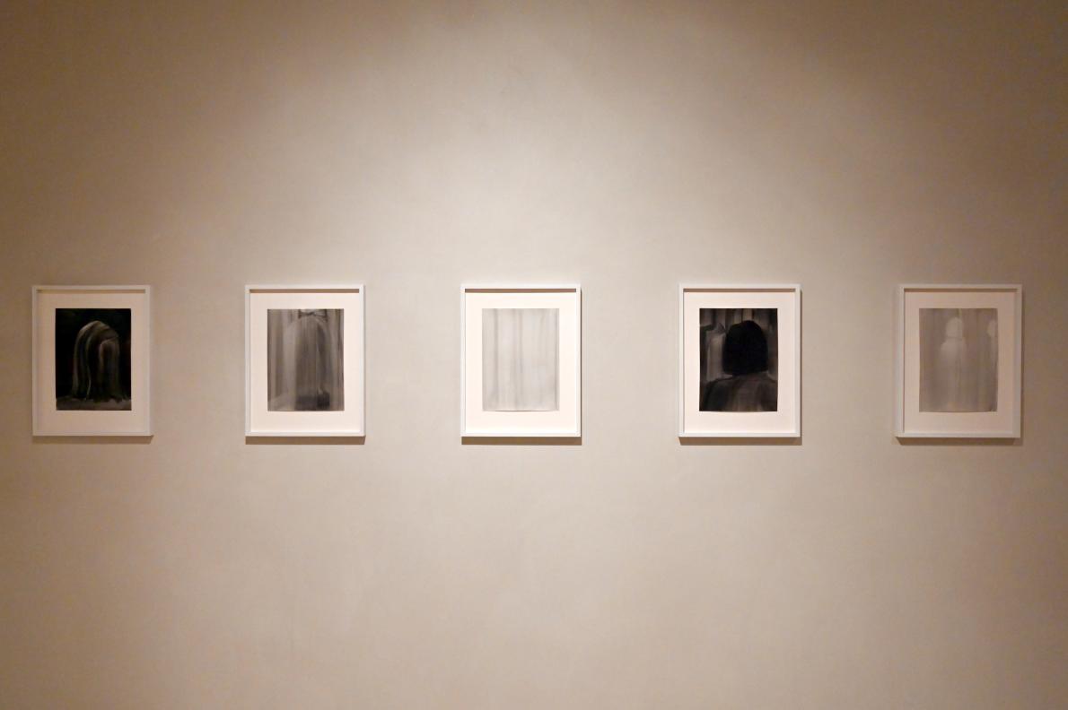 Monika Bartholomé (2004), Ohne Titel (Vorhänge und Köpfe), Köln, Museum Kolumba, Ausstellung "In die Weite – Aspekte jüdischen Lebens in Deutschland" vom 15.09.2021-15.08.2022, Raum 8, 2004, Bild 2/2