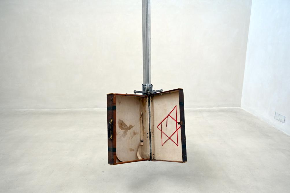 Rebecca Horn (1994–2007), Berlin Earthbound, Köln, Museum Kolumba, Ausstellung "In die Weite – Aspekte jüdischen Lebens in Deutschland" vom 15.09.2021-15.08.2022, Raum 19, 1994, Bild 2/3