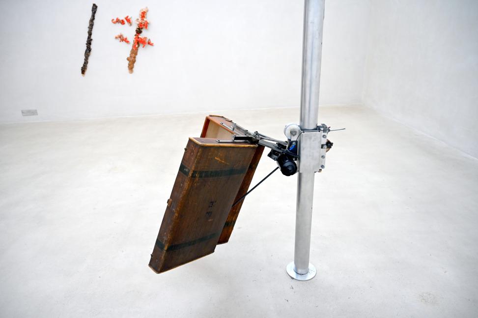 Rebecca Horn (1994–2007), Berlin Earthbound, Köln, Museum Kolumba, Ausstellung "In die Weite – Aspekte jüdischen Lebens in Deutschland" vom 15.09.2021-15.08.2022, Raum 19, 1994, Bild 3/3