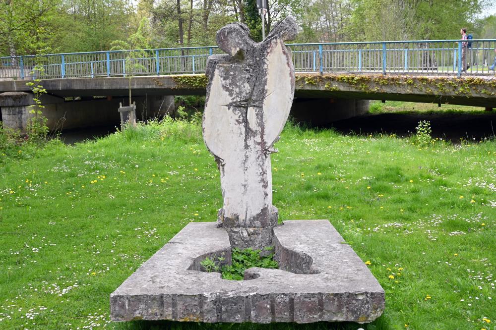 Viorel Farcas (1992), Erhebung, Beratzhausen, Europa-Skulpturenpark, Nördliche Laberwiesen, 1992, Bild 5/8