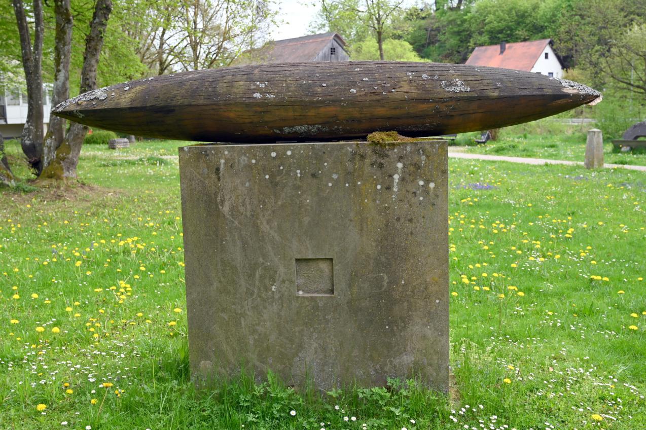 Gulyás Gyula (2004), Kompass des Paracelsus, Beratzhausen, Europa-Skulpturenpark, Nördliche Laberwiesen, 2004, Bild 1/3