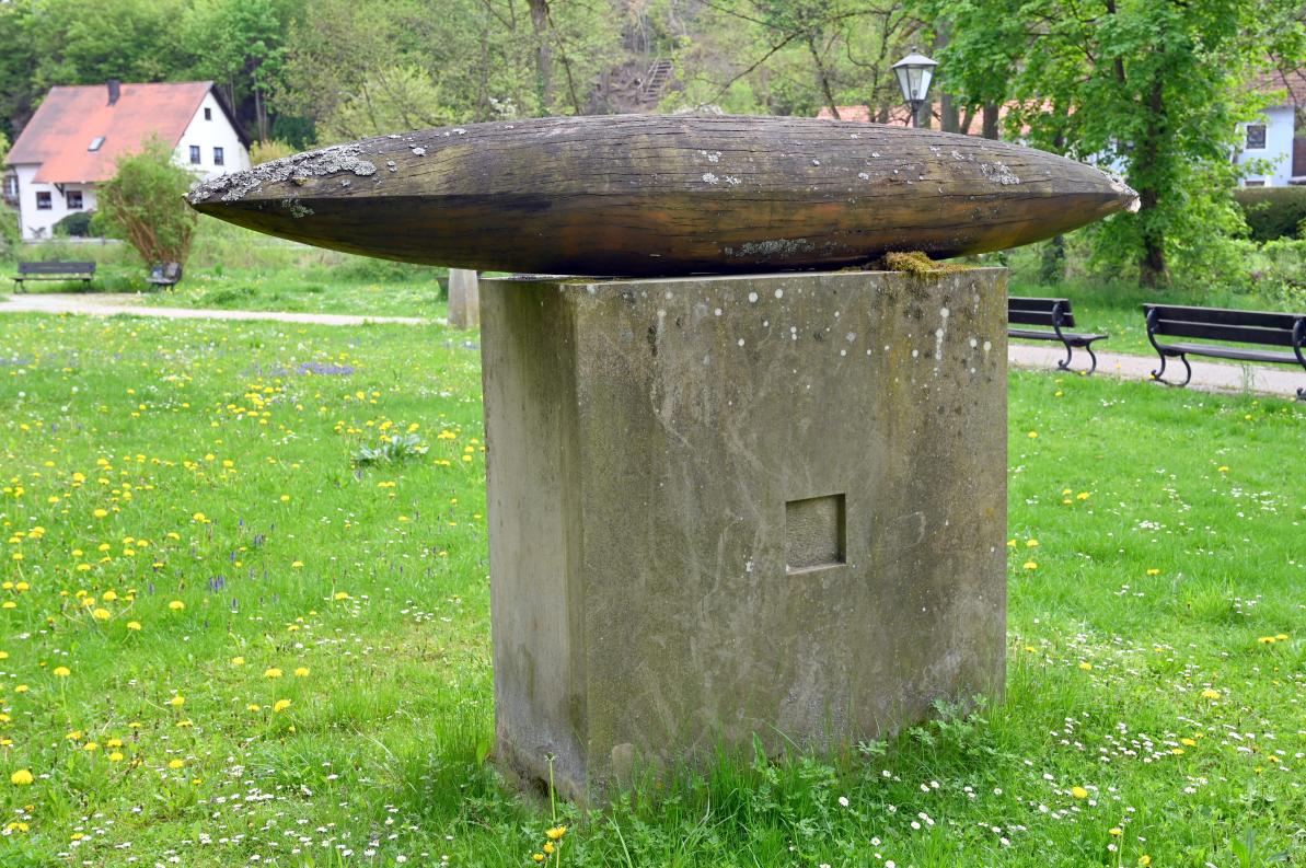 Gulyás Gyula (2004), Kompass des Paracelsus, Beratzhausen, Europa-Skulpturenpark, Nördliche Laberwiesen, 2004, Bild 2/3