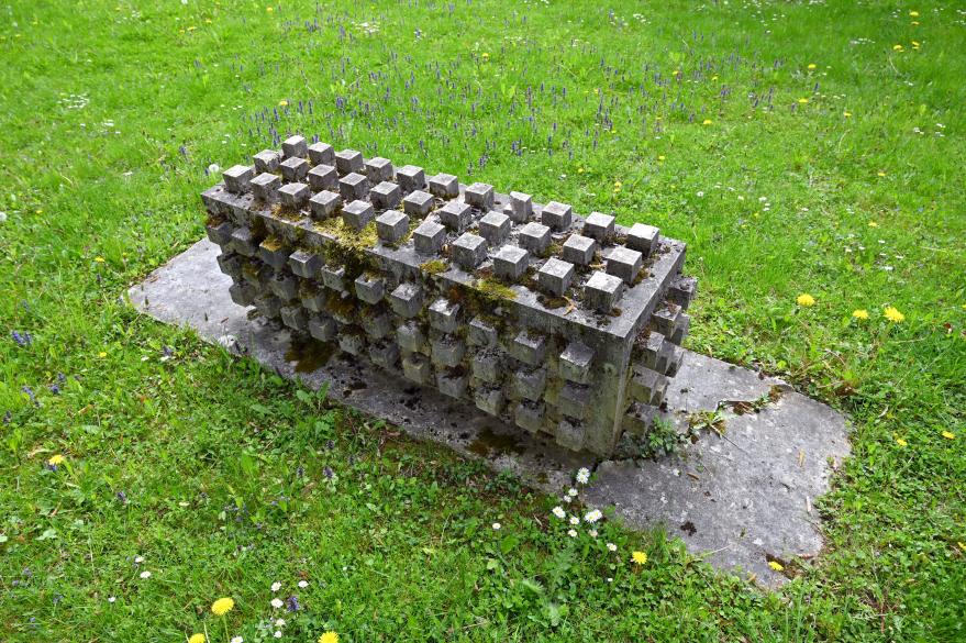 Herbert Lankl (2010), 140 menschliche Fehler 140:140, Beratzhausen, Europa-Skulpturenpark, Nördliche Laberwiesen, 2010, Bild 4/4