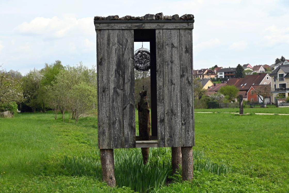 Ludwig "Wigg" Bäuml (1998), Schrein der blauen Lilie, Beratzhausen, Europa-Skulpturenpark, Südliche Laberwiesen, 1998, Bild 3/6