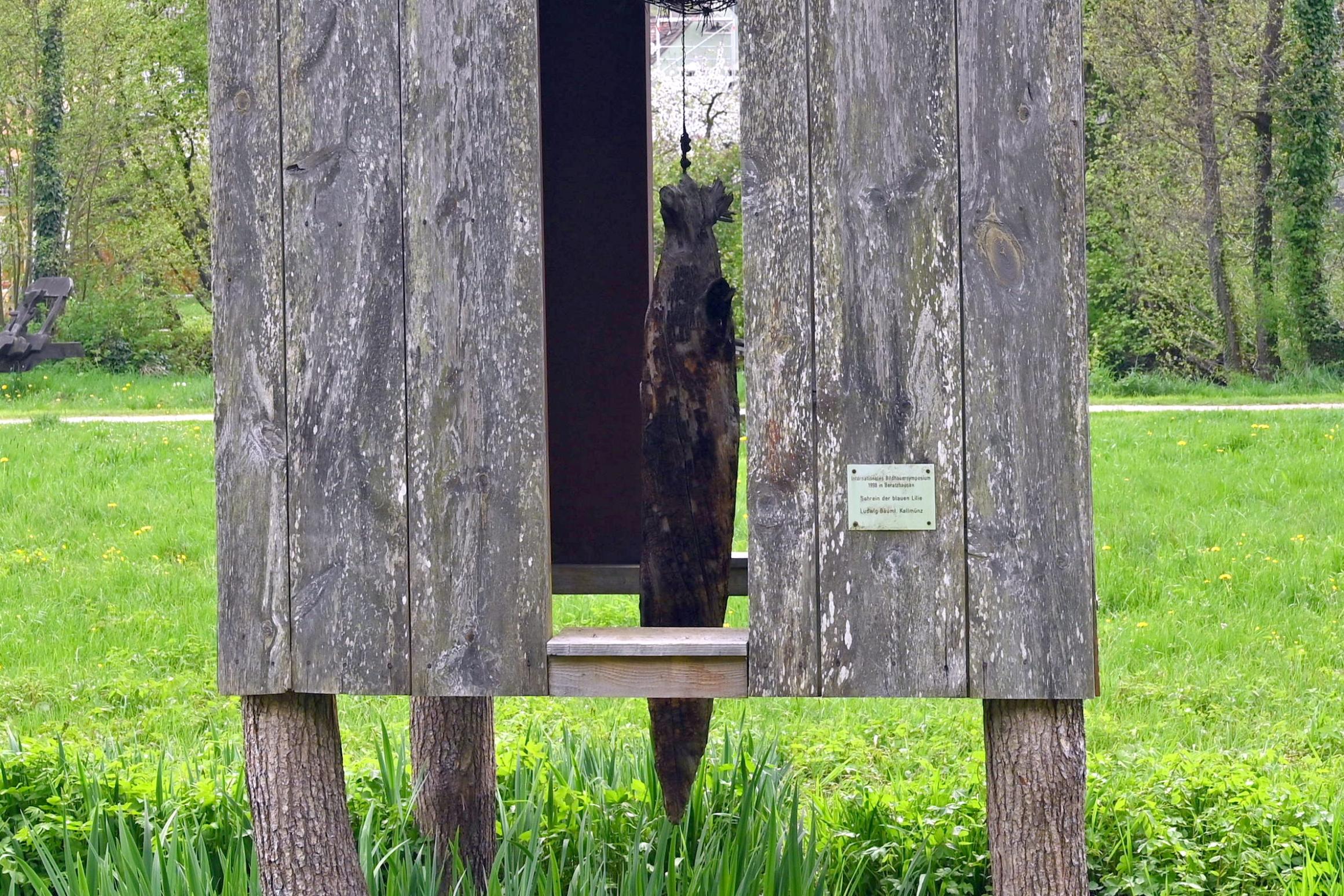 Ludwig "Wigg" Bäuml (1998), Schrein der blauen Lilie, Beratzhausen, Europa-Skulpturenpark, Südliche Laberwiesen, 1998, Bild 4/6