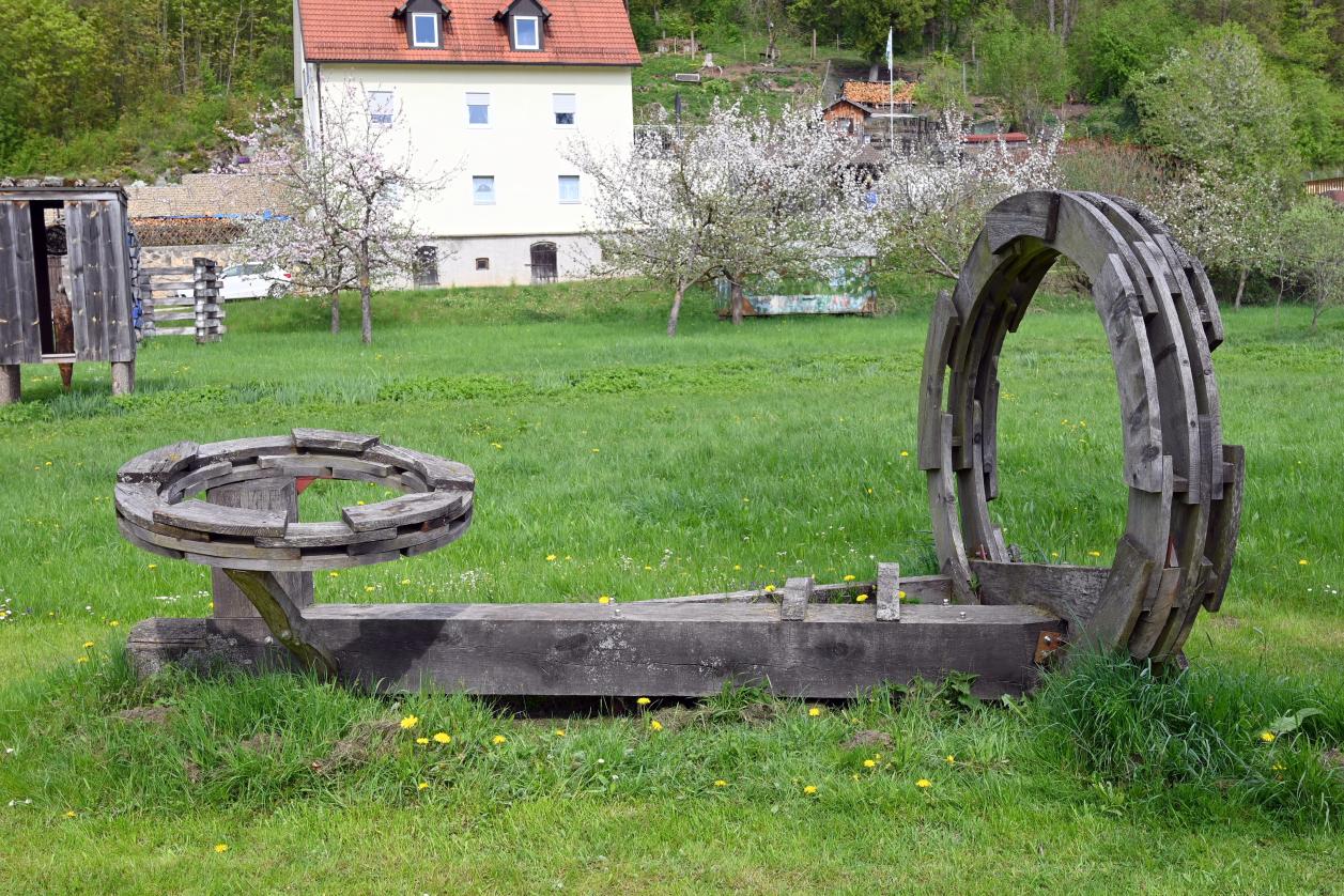 Alexandru Ciutureanu (2004), Alexandrus Mühle, Beratzhausen, Europa-Skulpturenpark, Südliche Laberwiesen, 2004, Bild 2/3