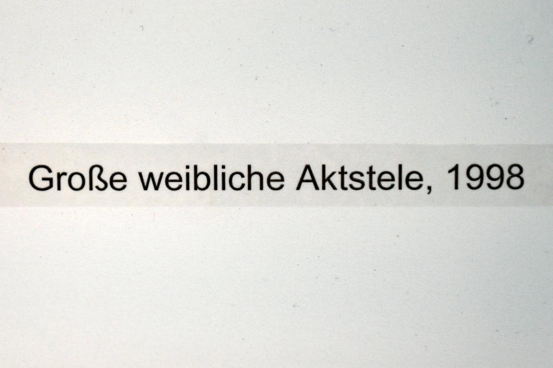 Lothar Fischer (1959–2004), Große weibliche Aktstele, Neumarkt in der Oberpfalz, Museum Lothar Fischer, Erdgeschoß Raum 2, 1998, Bild 2/2
