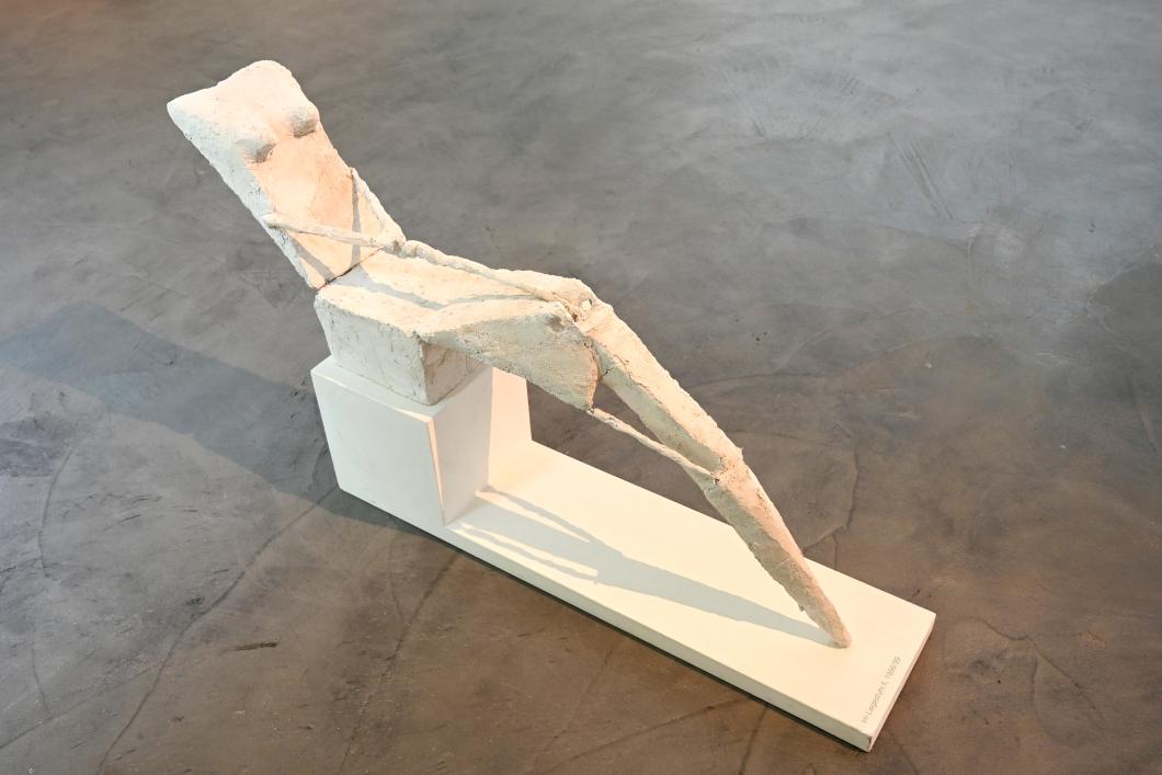 Lothar Fischer (1959–2004), Im Liegestuhl II, Neumarkt in der Oberpfalz, Museum Lothar Fischer, Erdgeschoß Raum 2, 1998–1999, Bild 2/4