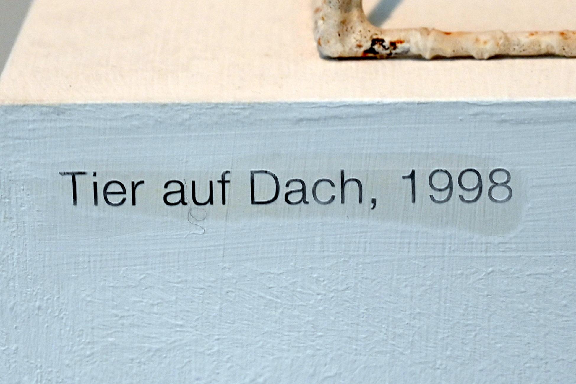 Lothar Fischer (1959–2004), Tier auf Dach, Neumarkt in der Oberpfalz, Museum Lothar Fischer, Erdgeschoß Raum 2, 1998, Bild 5/5