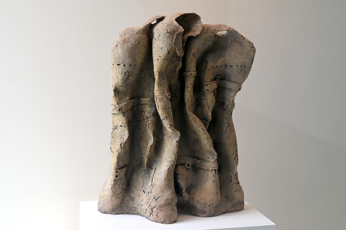 Lothar Fischer (1959–2004), Gefaltete Jacke I, Neumarkt in der Oberpfalz, Museum Lothar Fischer, Obergeschoß Raum 5, 1973, Bild 2/4