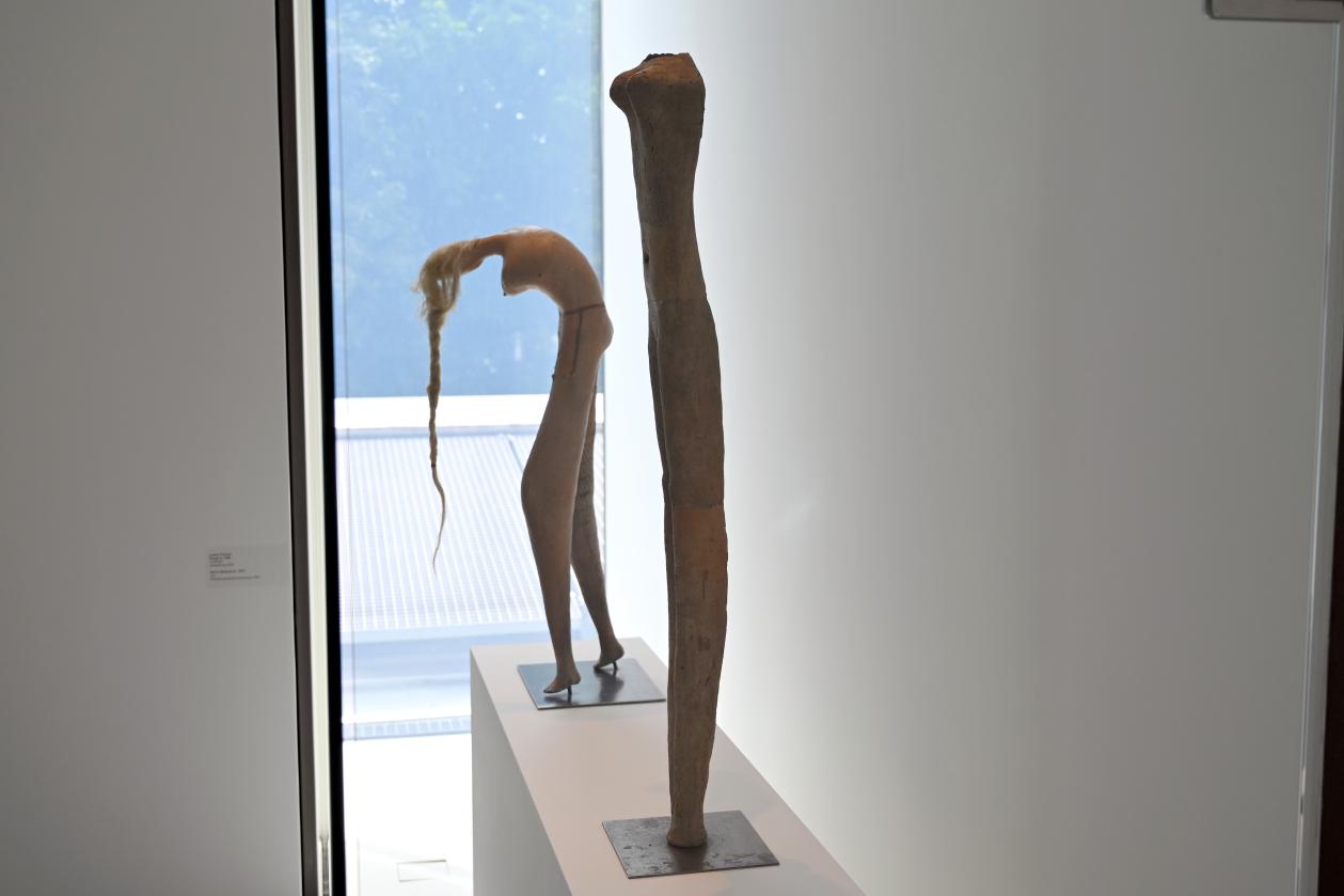Lothar Fischer (1959–2004), Akt in Stelenform, Neumarkt in der Oberpfalz, Museum Lothar Fischer, Obergeschoß Raum 5, 1973, Bild 2/3