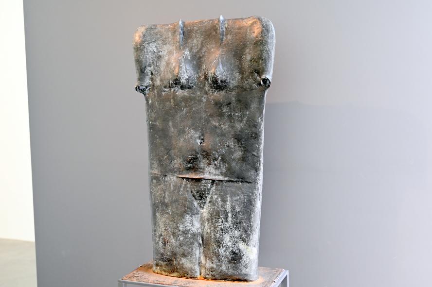 Lothar Fischer (1959–2004), Großer flacher weiblicher Torso, Neumarkt in der Oberpfalz, Museum Lothar Fischer, Obergeschoß Raum 5, 1984, Bild 2/5
