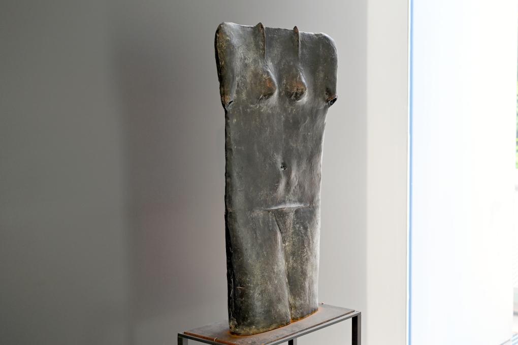 Lothar Fischer (1959–2004), Großer flacher weiblicher Torso, Neumarkt in der Oberpfalz, Museum Lothar Fischer, Obergeschoß Raum 5, 1984, Bild 3/5