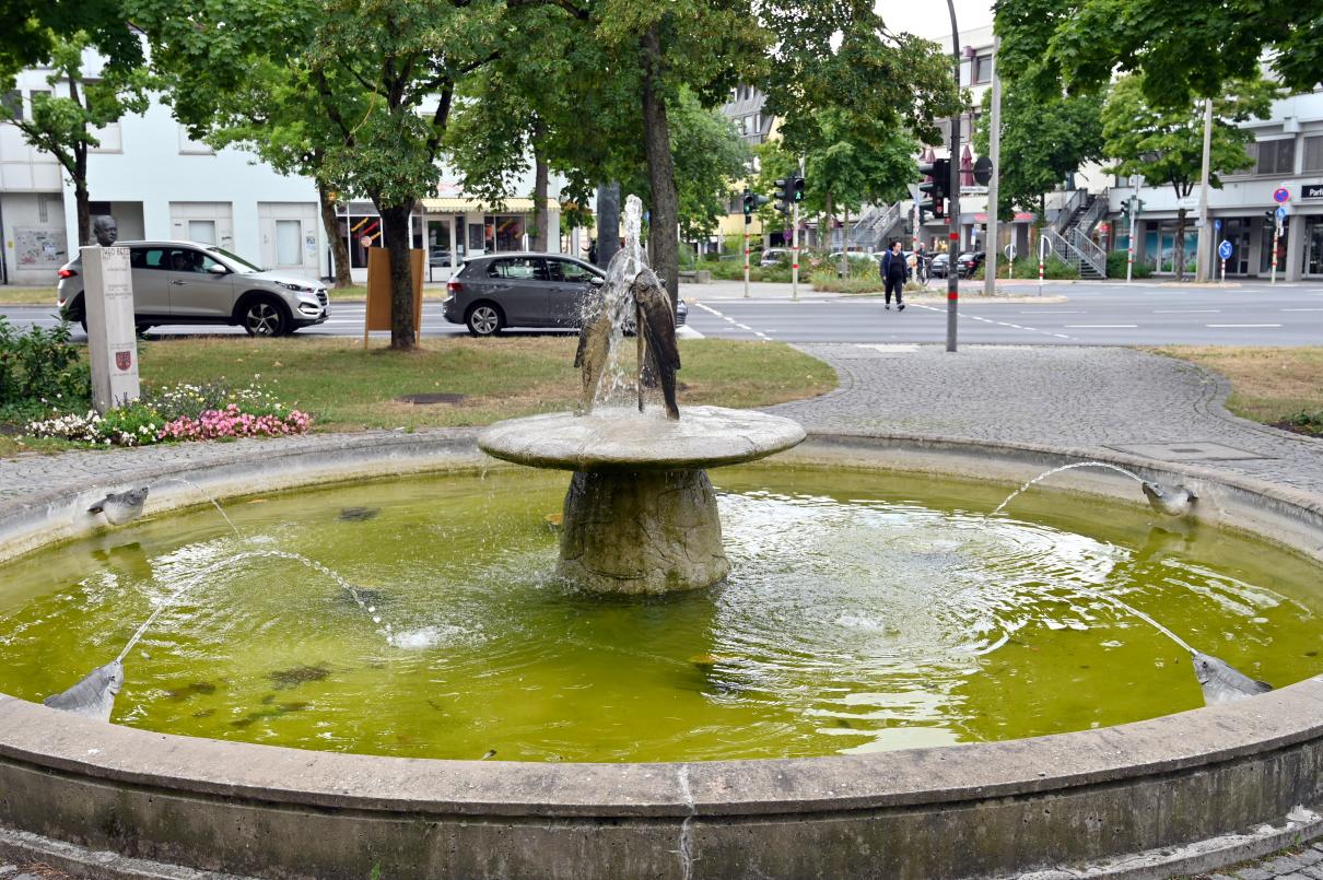 Lothar Fischer (1959–2004), Fischbrunnen, Neumarkt in der Oberpfalz, Museum Lothar Fischer, Außenbereich, 1961, Bild 2/5