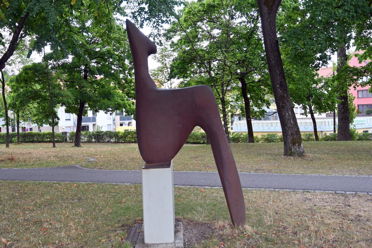 Lothar Fischer (1959–2004), Großer sitzender weiblicher Torso, Neumarkt in der Oberpfalz, Museum Lothar Fischer, Außenbereich, 1986, Bild 4/6