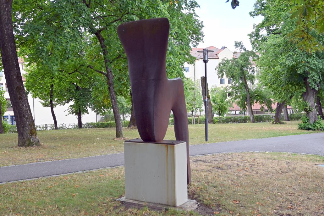 Lothar Fischer (1959–2004), Großer sitzender weiblicher Torso, Neumarkt in der Oberpfalz, Museum Lothar Fischer, Außenbereich, 1986, Bild 5/6