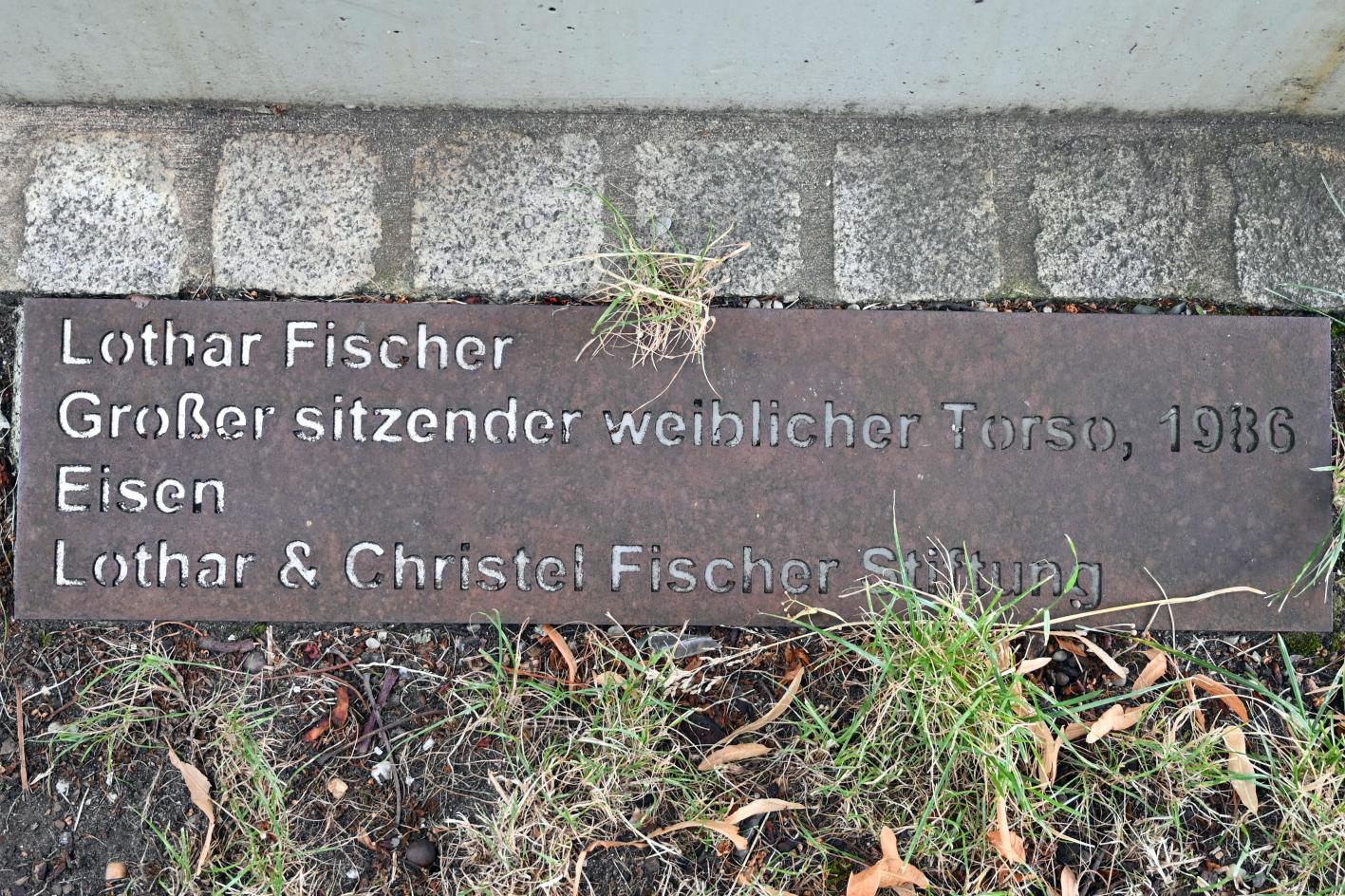 Lothar Fischer (1959–2004), Großer sitzender weiblicher Torso, Neumarkt in der Oberpfalz, Museum Lothar Fischer, Außenbereich, 1986, Bild 6/6