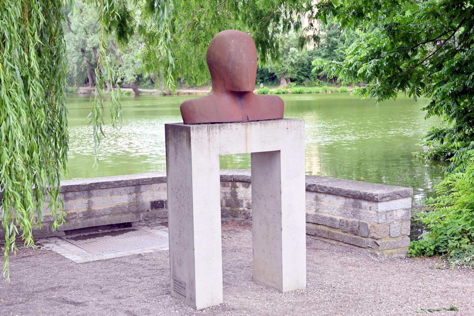 Lothar Fischer (1959–2004), Großer männlicher Kopf, Neumarkt in der Oberpfalz, Museum Lothar Fischer, Außenbereich, 1991, Bild 2/5