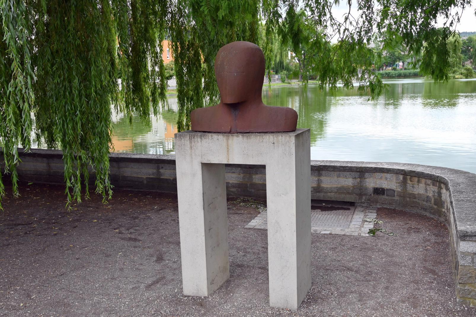 Lothar Fischer (1959–2004), Großer männlicher Kopf, Neumarkt in der Oberpfalz, Museum Lothar Fischer, Außenbereich, 1991, Bild 3/5