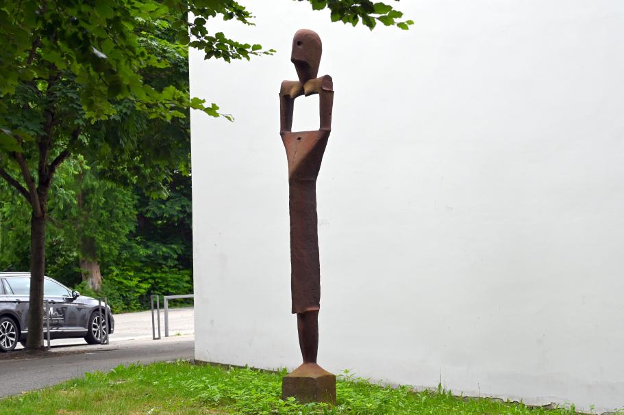 Lothar Fischer (1959–2004), Große transparente Dreikantfigur, Neumarkt in der Oberpfalz, Museum Lothar Fischer, Außenbereich, 1991, Bild 2/4