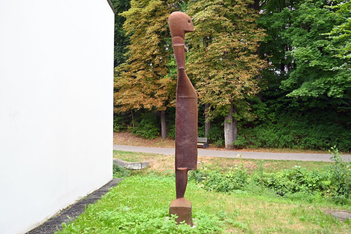 Lothar Fischer (1959–2004), Große transparente Dreikantfigur, Neumarkt in der Oberpfalz, Museum Lothar Fischer, Außenbereich, 1991, Bild 3/4