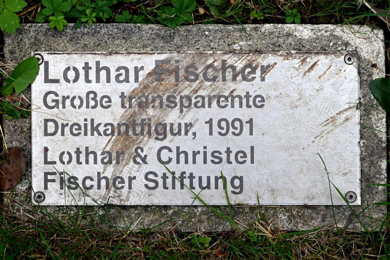 Lothar Fischer (1959–2004), Große transparente Dreikantfigur, Neumarkt in der Oberpfalz, Museum Lothar Fischer, Außenbereich, 1991, Bild 4/4