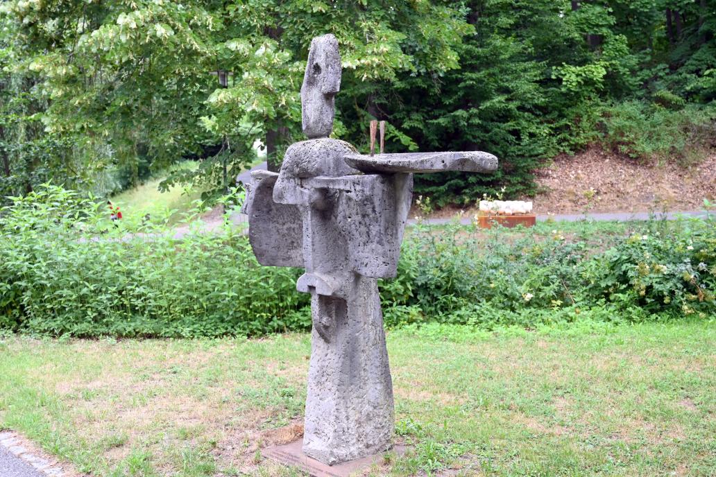 Lothar Fischer (1959–2004), Humpty-Dumpty sits on a horse, Neumarkt in der Oberpfalz, Museum Lothar Fischer, Außenbereich, 1964–1965, Bild 2/4