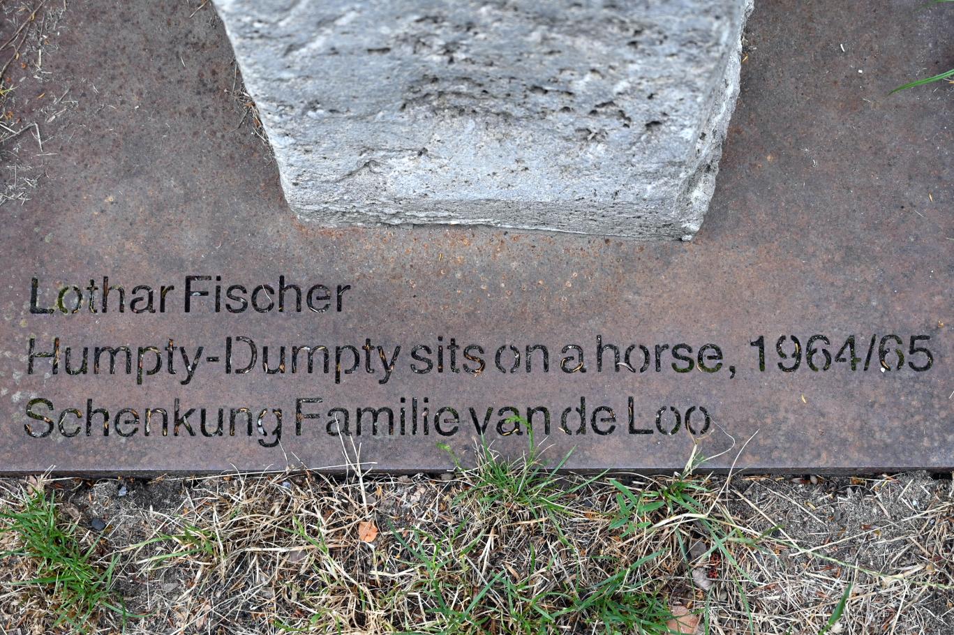 Lothar Fischer (1959–2004), Humpty-Dumpty sits on a horse, Neumarkt in der Oberpfalz, Museum Lothar Fischer, Außenbereich, 1964–1965, Bild 4/4