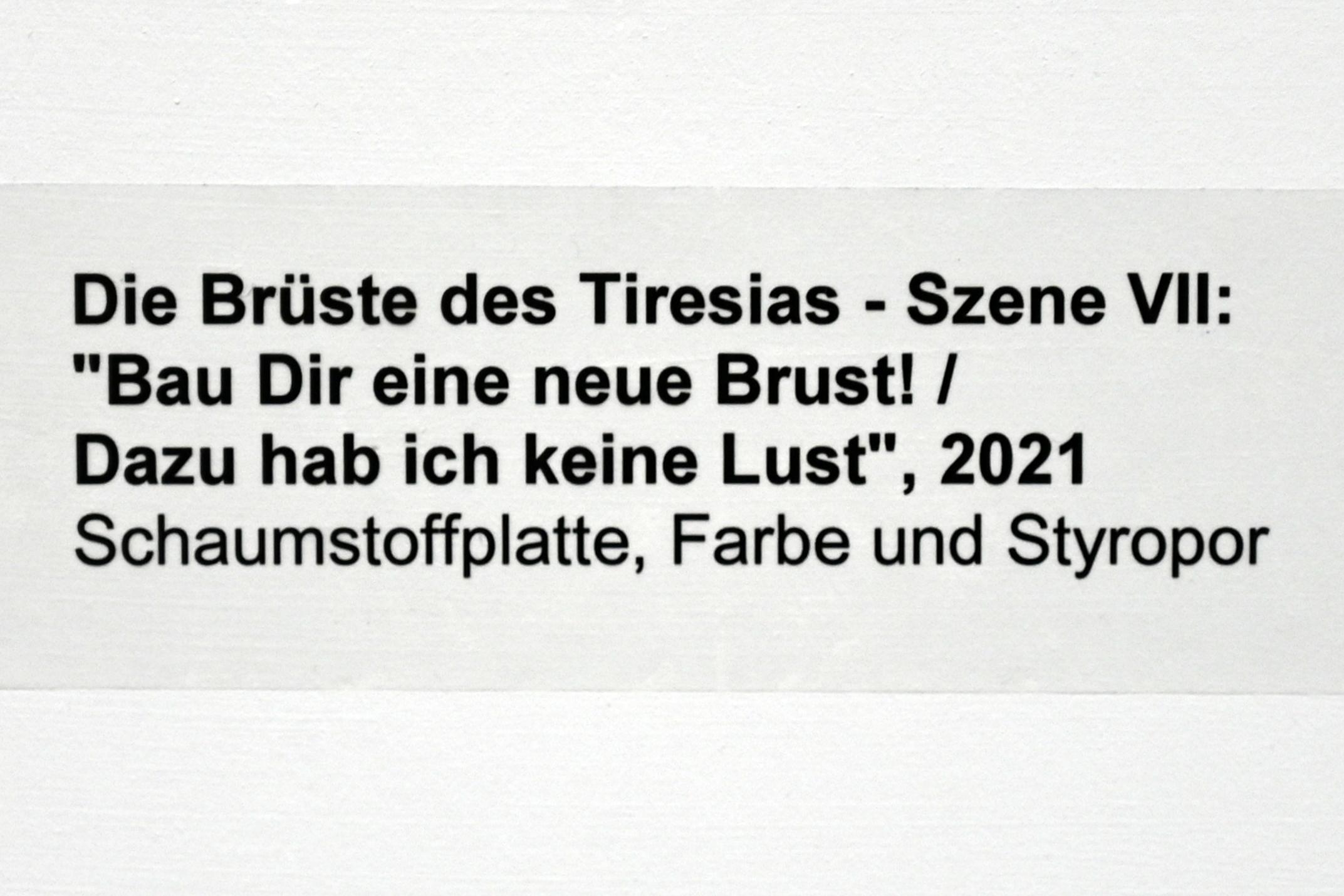 Verena Issel (2021–2022), Die Brüste des Tiresias - Szene VII: "Bau Dir eine neue Brust! / Dazu hab ich keine Lust", Neumarkt in der Oberpfalz, Museum Lothar Fischer, Ausstellung "VERENA ISSEL" vom 26.06.-09.10.2022, Raum 3, 2021, Bild 2/2