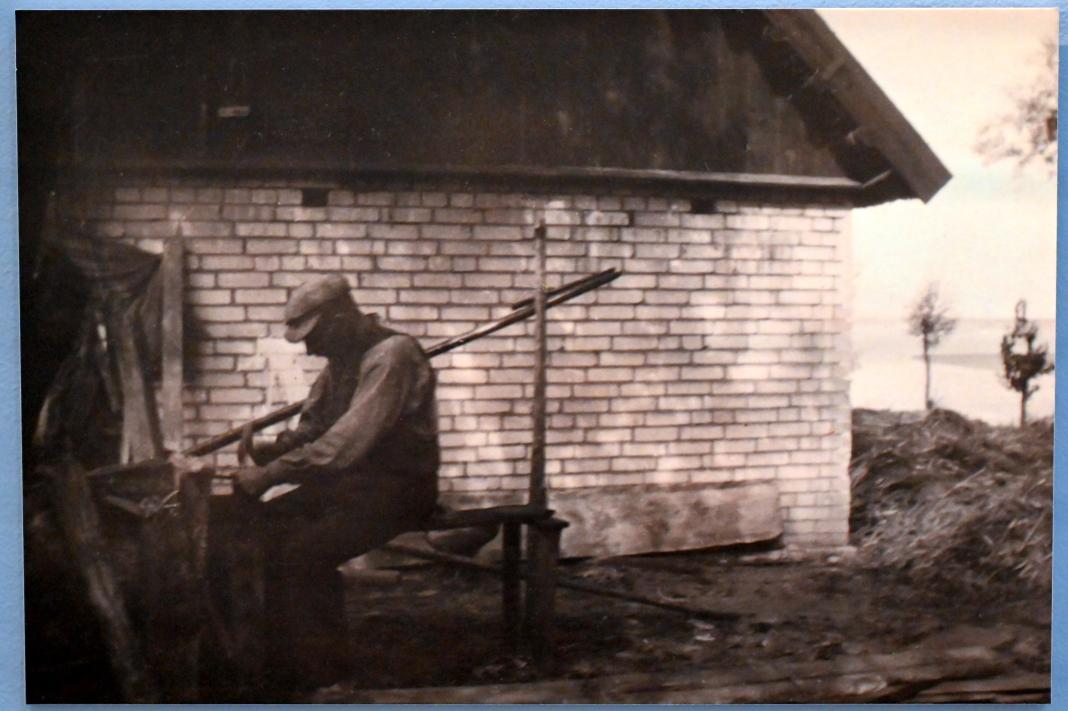 Max Pechstein (1895–1953), Lude beim Dengeln, Zwickau, Kunstsammlungen, Max-Pechstein-Museum - Seegewohnheiten, 1927, Bild 3/4