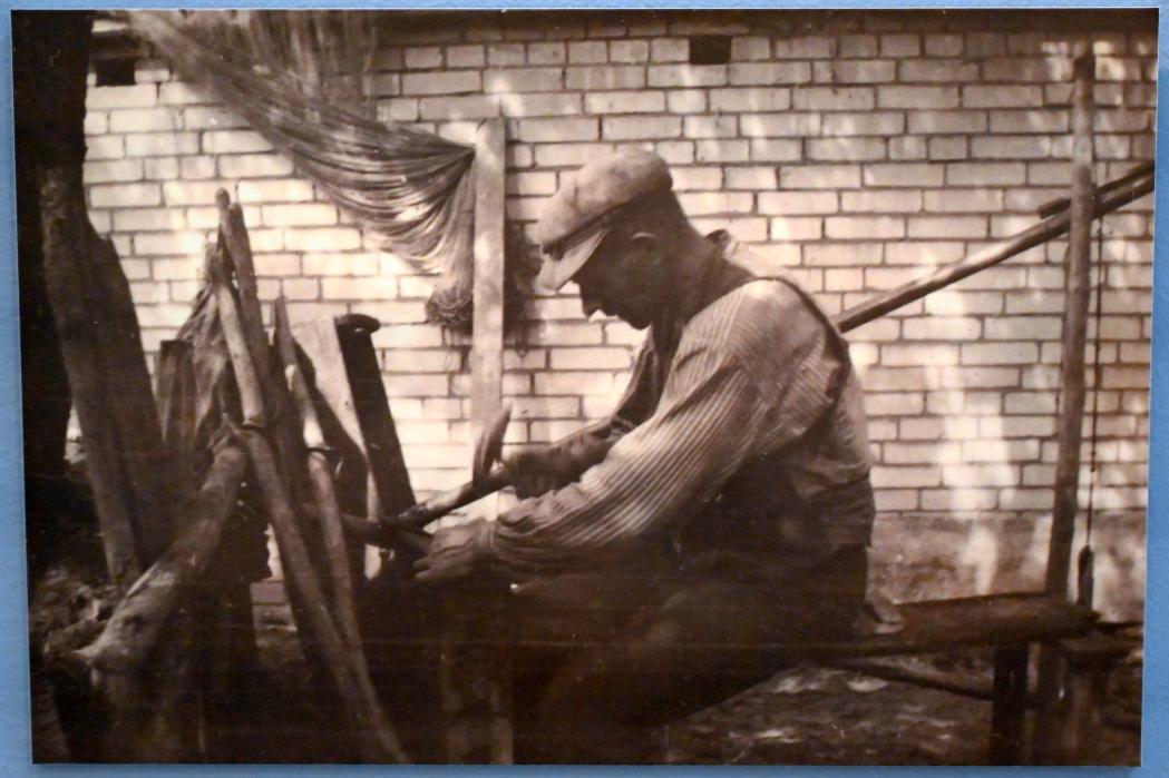 Max Pechstein (1895–1953), Lude beim Dengeln, Zwickau, Kunstsammlungen, Max-Pechstein-Museum - Seegewohnheiten, 1927, Bild 4/4