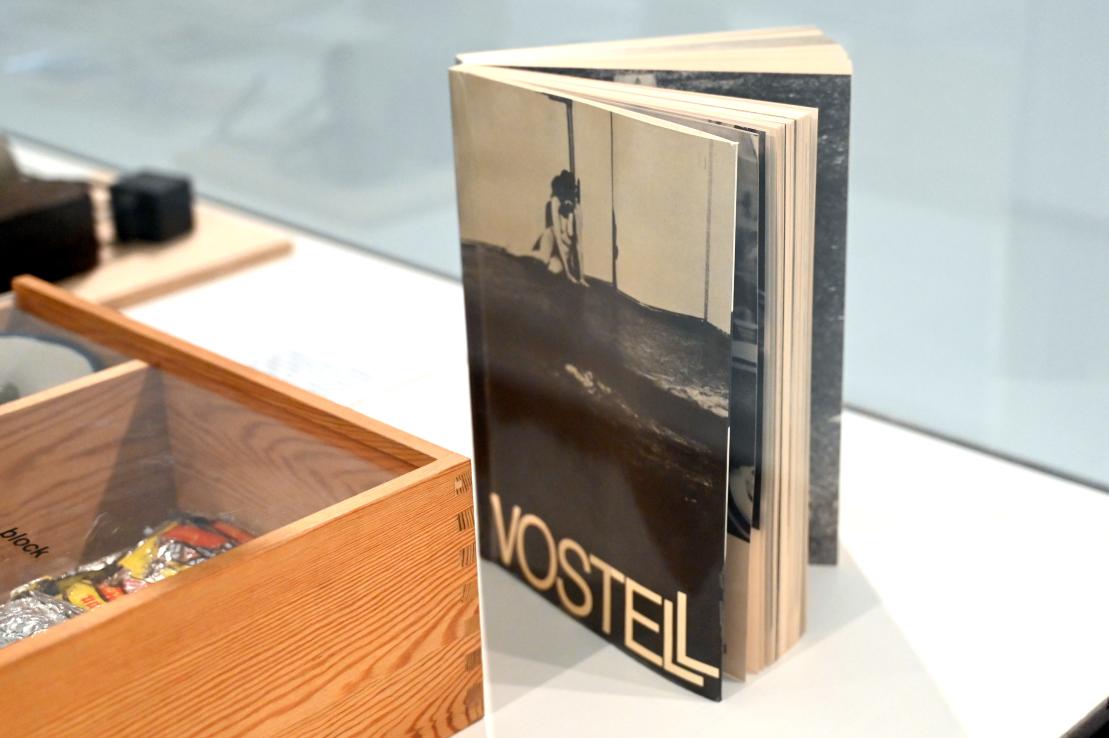Wolf Vostell (1963–1988), dokumentation 1954-69, die geräuschempfindliche tasse & rheinisches schwarzbrot, Ulm, Museum Ulm, Saal 11b, 1969, Bild 2/5