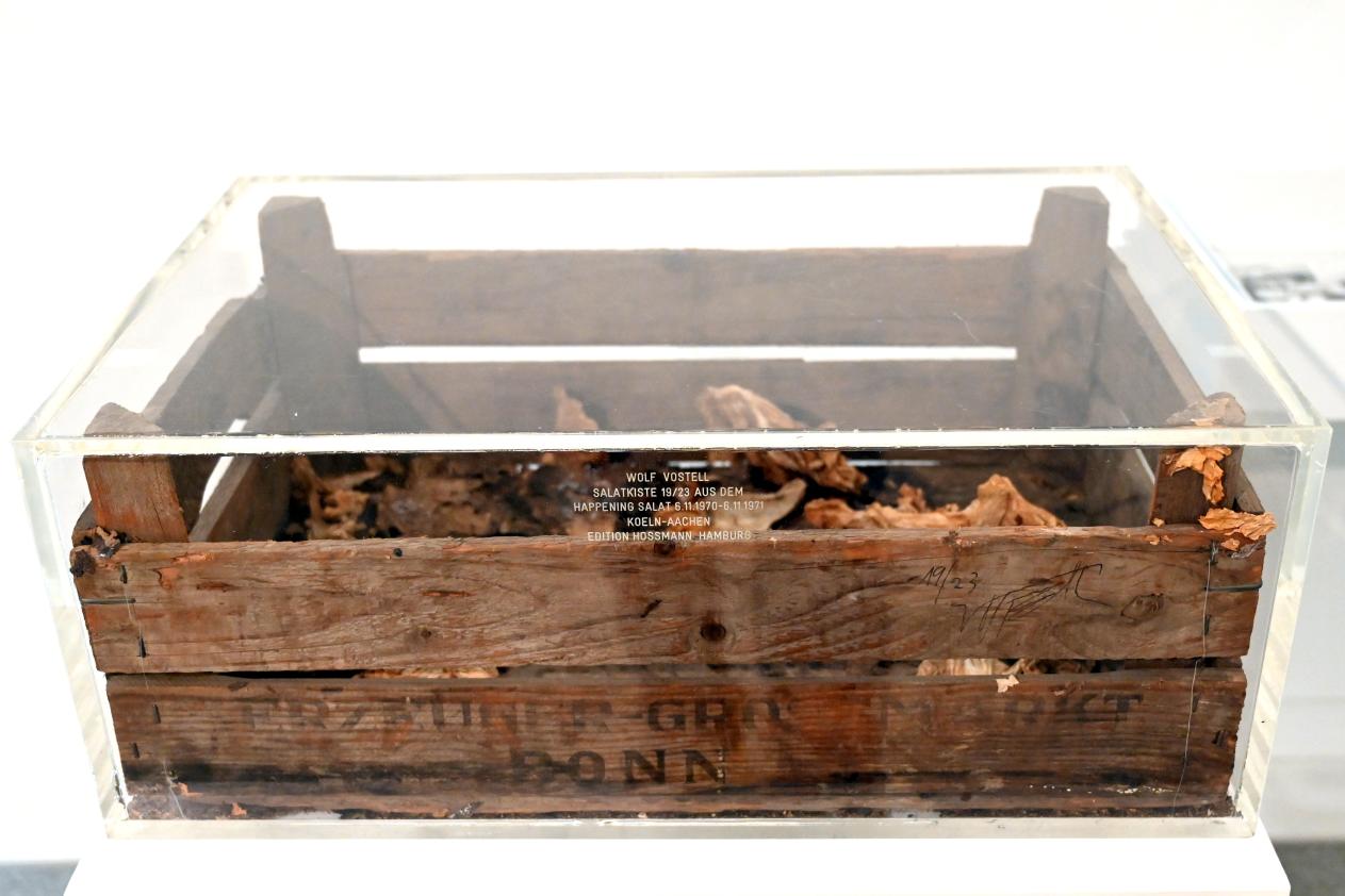Wolf Vostell (1963–1988), Salatkiste aus dem Happening Salat, 6.11.1970 - 6.11.1971, Köln Aachen, Ulm, Museum Ulm, Saal 11b, 1970–1971, Bild 2/3