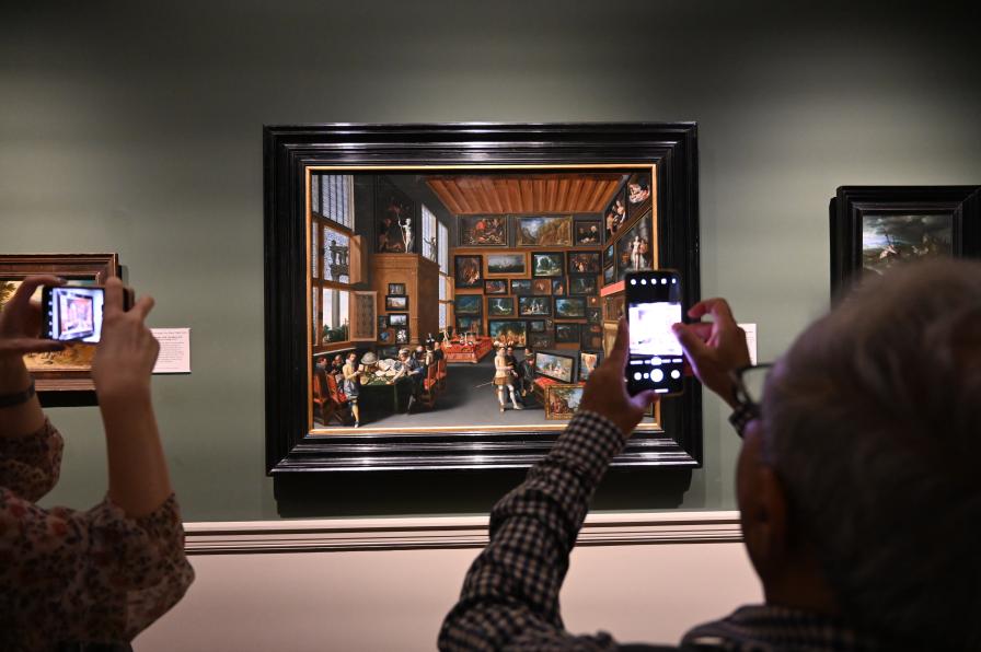 Kenner in einem Kunstsaal mit Salonhängung, London, National Gallery, Saal 26, um 1620, Bild 3/4