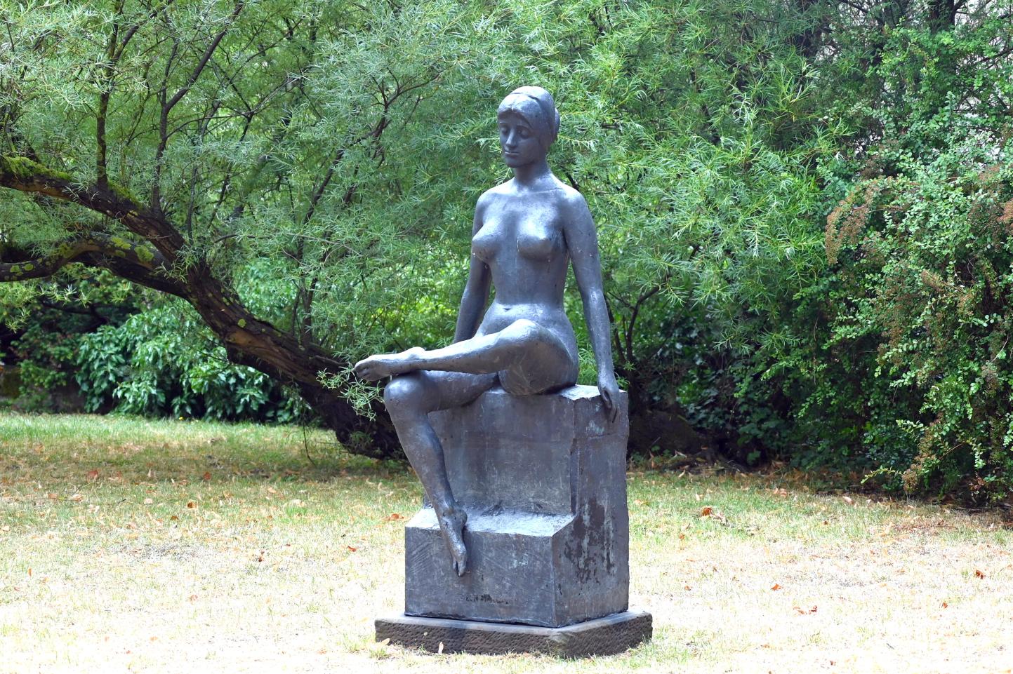 Hans Wimmer (1951–1989), Große Sitzende, Coburg, Kunstsammlungen der Veste Coburg, Innenhof, 1983, Bild 2/4