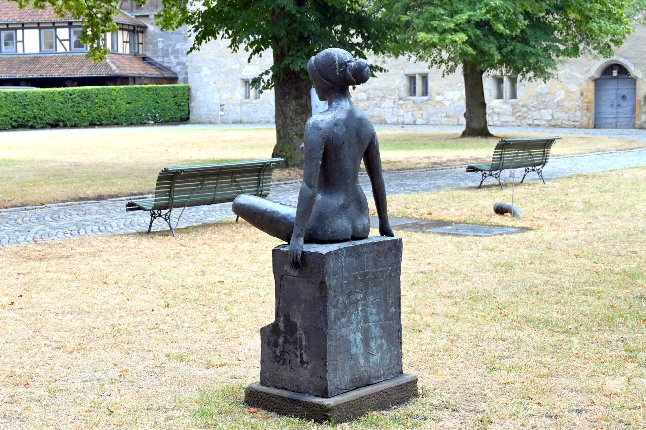 Hans Wimmer (1951–1989), Große Sitzende, Coburg, Kunstsammlungen der Veste Coburg, Innenhof, 1983, Bild 3/4