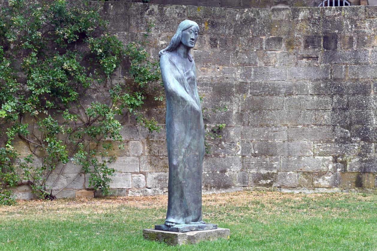 Gerhard Marcks (1932–1975), Die verhüllte Eos, Coburg, Kunstsammlungen der Veste Coburg, Innenhof, 1964, Bild 2/3