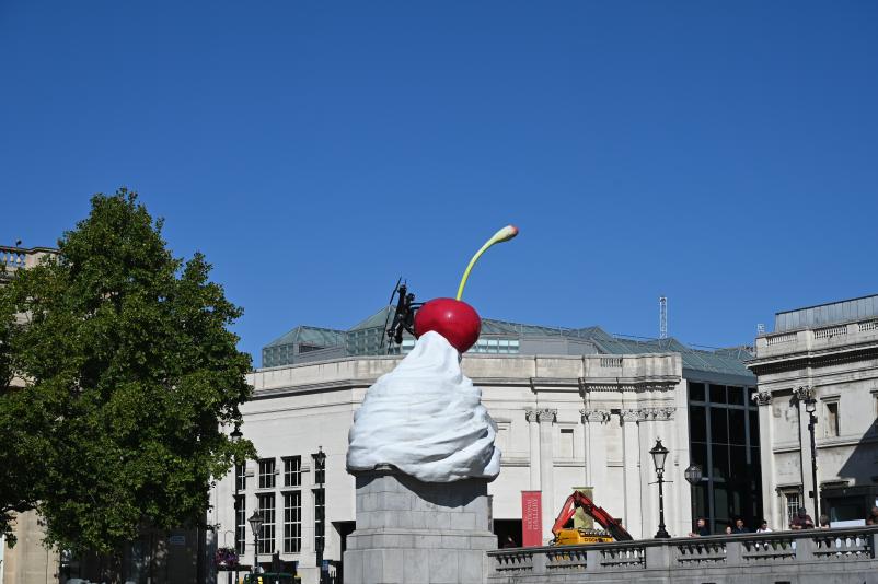Heather Phillipson (2020), THE END, London, Trafalgar Square, 2020, Bild 2/8
