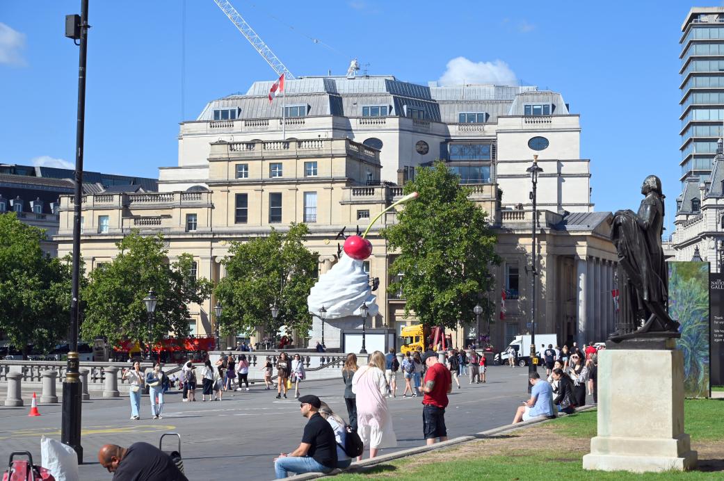 Heather Phillipson (2020), THE END, London, Trafalgar Square, 2020, Bild 7/8