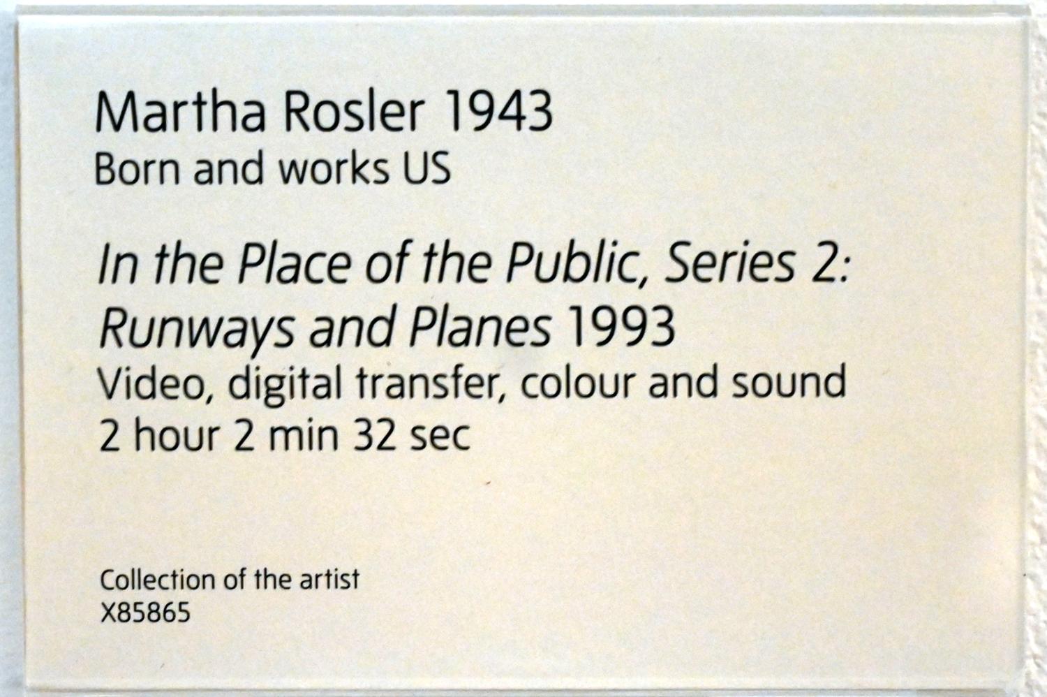 Martha Rosler (1986–2016), In the Place of the Public, Serie 2: Landebahnen und Flugzeuge, London, Tate Gallery of Modern Art (Tate Modern), Media Networks 4, 1993, Bild 3/3