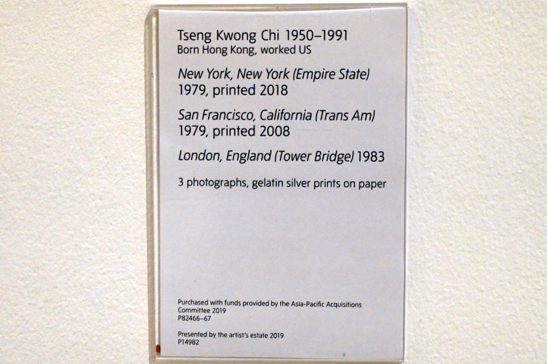 Tseng Kwong Chi (1979–1983), London, England (Tower Bridge), London, Tate Gallery of Modern Art (Tate Modern), Media Networks 7, 1983, Bild 2/2