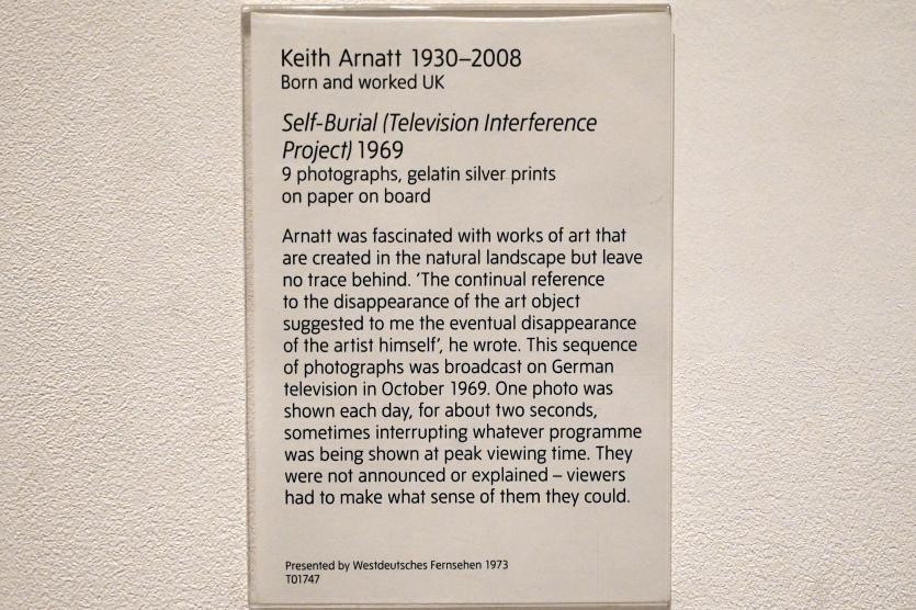 Keith Arnatt (1969), Selbstbegräbnis (Fernsehinterferenzprojekt), London, Tate Gallery of Modern Art (Tate Modern), Media Networks 9, 1969, Bild 2/2