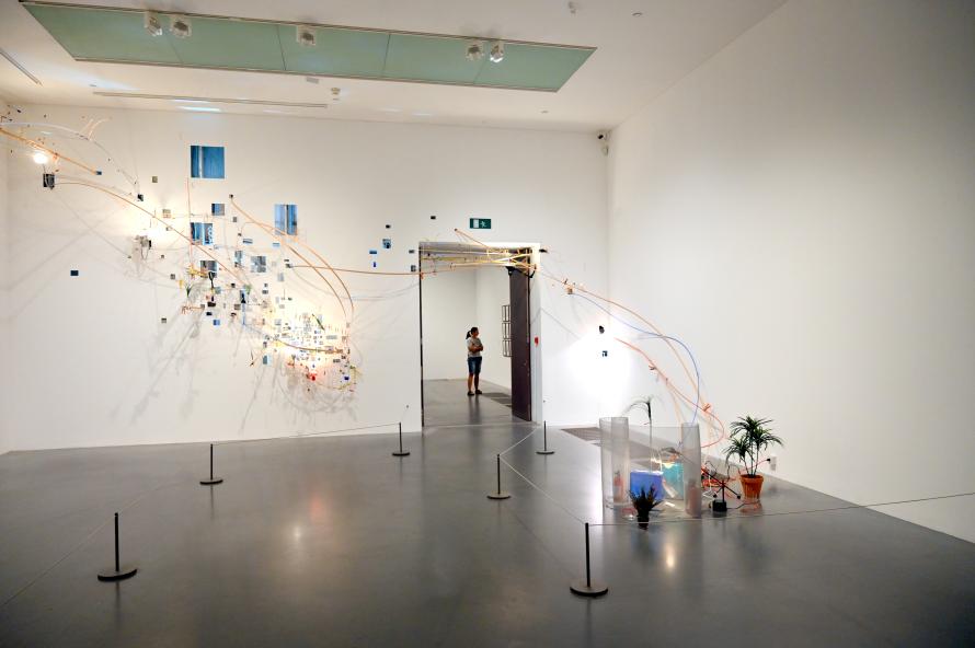 Sarah Sze (1999), Nahtlos, London, Tate Gallery of Modern Art (Tate Modern), Materials and Objects 11, 1999, Bild 2/10